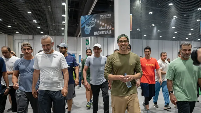 منصور بن زايد يشارك السكان متعة الرياضة في صيف أبوظبي