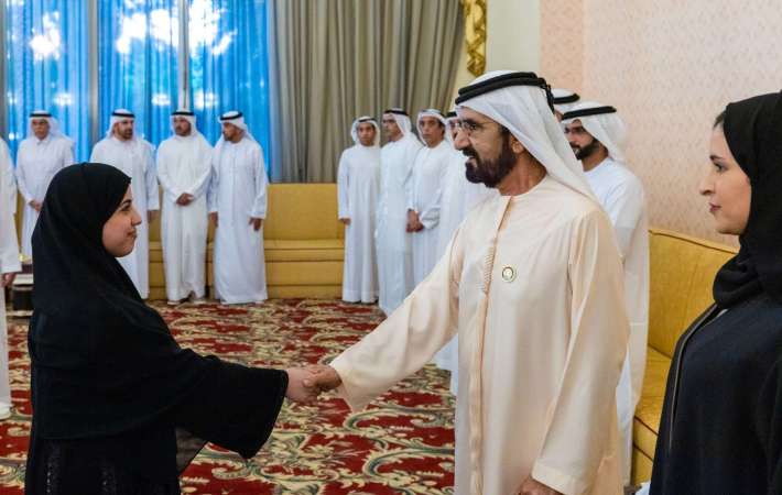 محمد بن راشد يلتقي أوائل الثانوية ويهنئهم: أنتم مستقبل الإمارات.