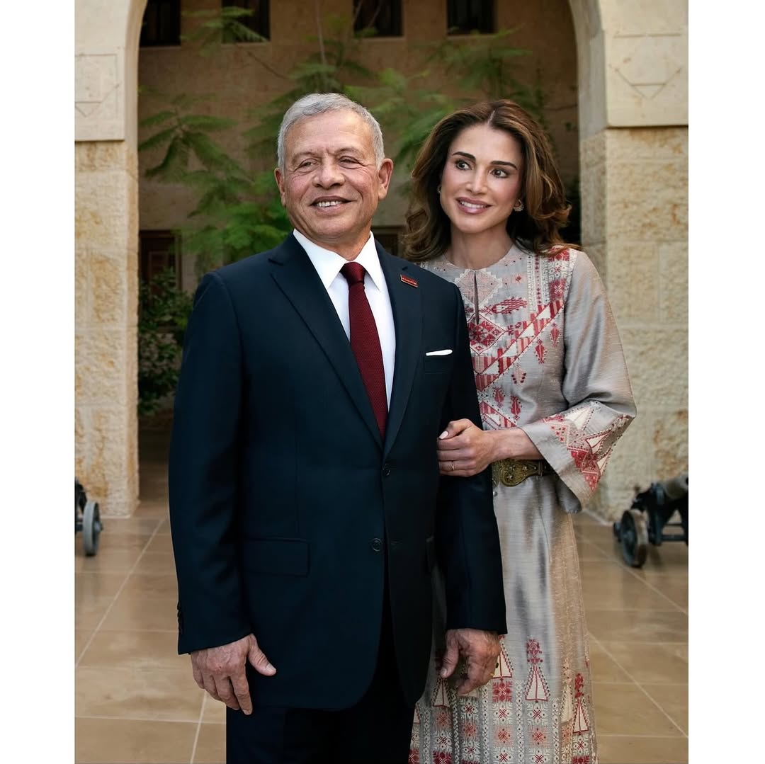 إطلالتان للملكة رانيا تعكسان توازنًا بين الهوية والأناقة العالمية