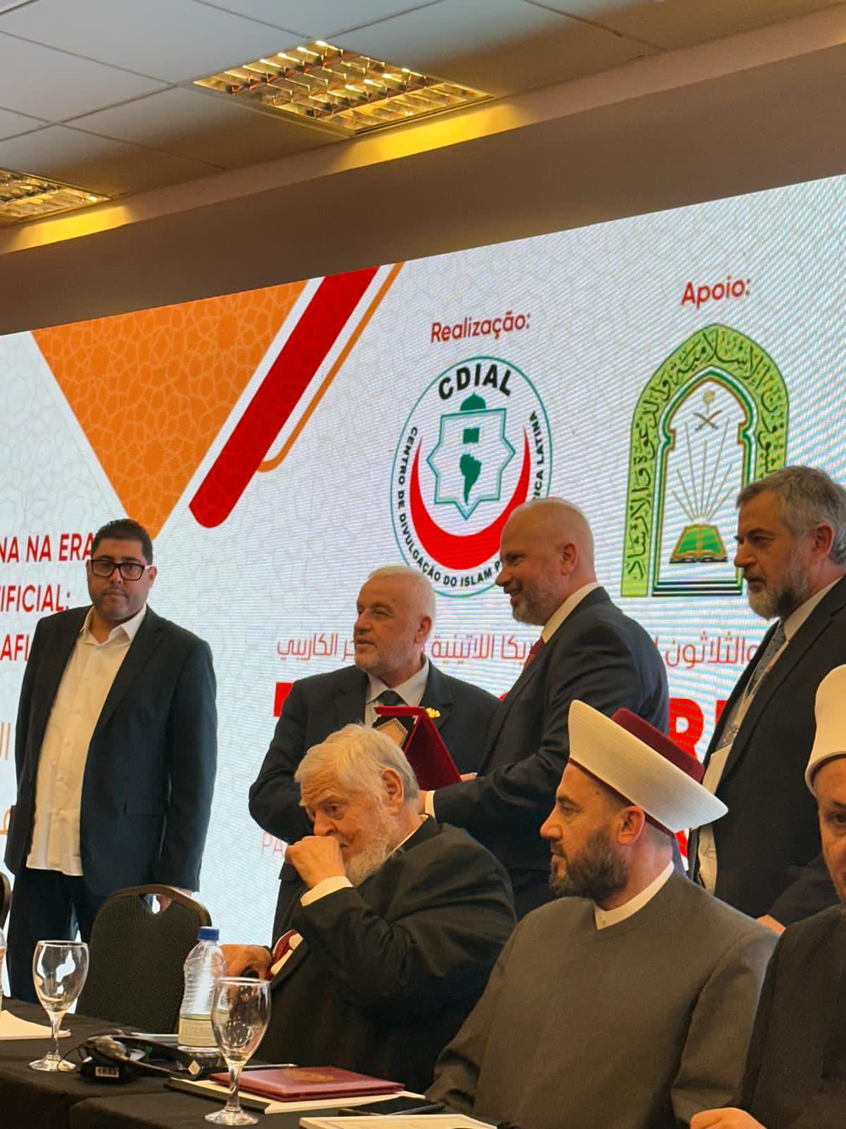 اتحاد الجامعات الدولي يكرّم وزير الأوقاف السوري خلال مؤتمر مسلمي أمريكا اللاتينية بالبرازيل