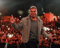 عمرو دياب يعلن حفلًا ضخمًا في مصر منتصف يناير 2026 ضمن جولته العربية