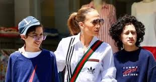 جنيفر لوبيز تكشف موقفاً طريفاً مع طفليها خلال حفل “غولدن غلوب