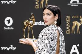 نجمة البوب العالمية Dua Lipa تعلن عن ألبومها المنتظر وتفجر مفاجآت للجمهور