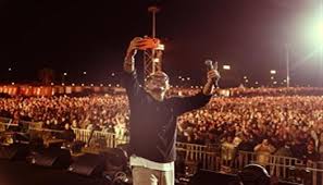 حفل جماهيري ضخم لـ عمرو دياب في موسم الربيع يجذب آلاف المعجبين في القاهرة