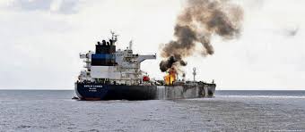 تصاعد التوتر في البحر الأحمر بعد استهداف سفن تجارية وإجراءات دولية لحماية الملاحة