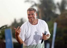 نجاح جديد يرسخ مكانة عمرو دياب في صدارة المشهد الغنائي