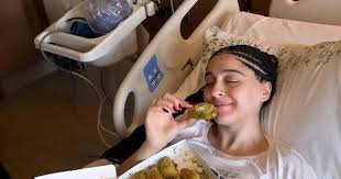 جيمري بايسال تطمئن جمهورها بعد العملية الجراحية بصورة مع البقلاوة