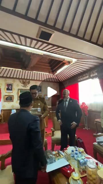 السيد هامنغ وجر اسمويو رئيس المنطقة الكلتين يهدي رئيس اتحاد الجامعات الدولي درعا