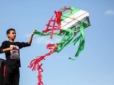 أطفال قرية بورين يطلقون الطائرات الورقية تأكيدًا على التمسك بالأرض