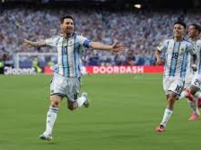 الأرجنتين تكتسح الجزائر بثلاثية نظيفة في افتتاح مشوارها بالمونديال