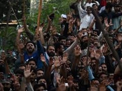 مقتل 7 أشخاص في اشتباكات بين الشرطة ومتظاهرين في كشمير الخاضعة لإدارة باكستان