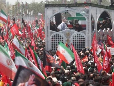 حشود تشيع علي خامنئي في طهران.. والنعش يصل إلى مدينة قم