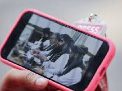 طالبان تشدد القيود على الهواتف الذكية.. وعناصر من الحركة يكسرون أجهزتهم